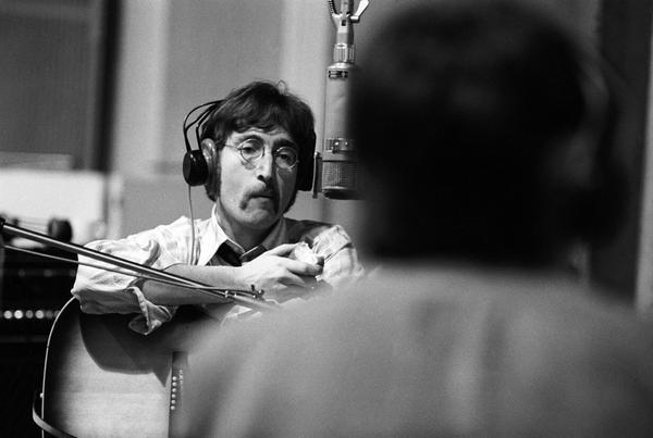 Lennon em 1967, durante as grava&ccedil;&otilde;es de Sgt. Pepper's Lonely Hearts Club Band. Foto: Twitter/Reprodu&ccedil;&atilde;o/