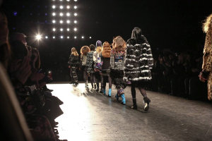 Agora, o intervalo de seis meses entre os desfiles e as vitrines será subtraído do calendário. Foto: NYFW/Facebook/Reprodução