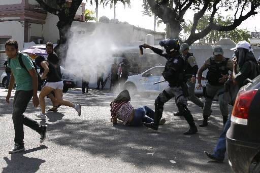 Polícia Militar usa spray de pimenta. Foto: Blenda Souto Maior/DP/ Polícia Militar usa spray de pimenta. Foto: Blenda Souto Maior/DP/