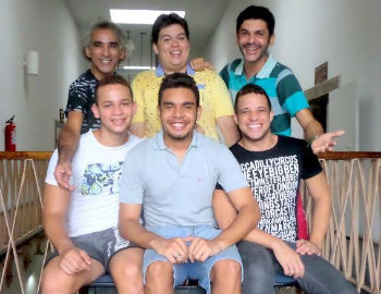 Grupo Tatto, formado por Henrique Celibi, e os atores Filipe, Carlos, Robério, Ítalo e Flavio. Foto: Limax Filmes/Divulgação 