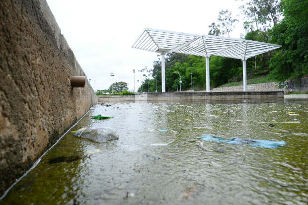 O "lago" causa preocupações nos visitantes por conter lixo e água parada. Foto: João Velozo/Esp. DP.