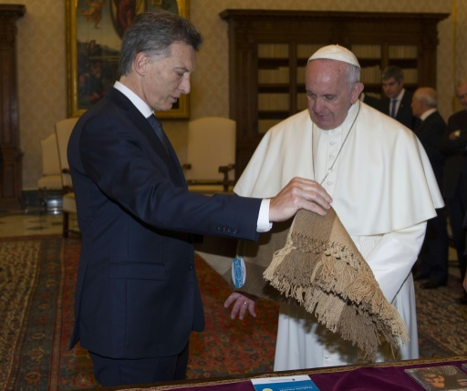 Francisco e Mauricio Macri trocam presentes.© POOL/AFP GIORGIO ONORATI/ Francisco e Mauricio Macri trocam presentes.© POOL/AFP GIORGIO ONORATI/