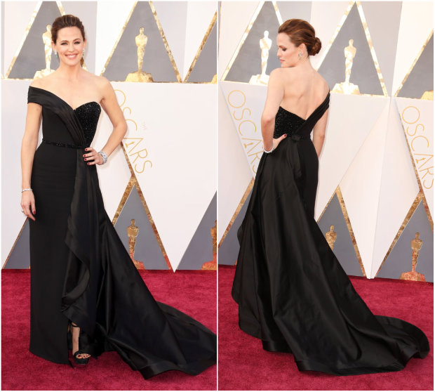 Jennifer Garner exibiu um clássico Versace com fenda, ombro único e brilho. Fotos: The Academy/Reprodução da internet e Getty Images/AFP