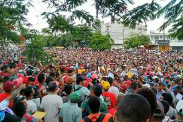 Multid&atilde;o foi ao centro do Cabo de Santo Agostinho tentar vaga para a Refinaria, mas sindicato destacou que cadastro &eacute; para cargos espec&iacute;ficos. Foto: WhatsApp/Cortesia/