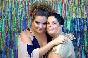 Karynna Spinelli e Dona Selma do Samba dividem o palco promovendo intercâmbio de gerações. Foto: Facebook/Reprodução