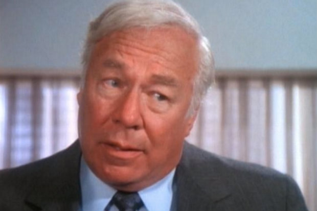 George Kennedy contracenou com Leslie Nielsen em Corra Que a Pol&iacute;cia Vem A&iacute;. Foto: Divulga&ccedil;&atilde;o/
