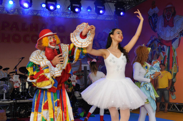 "Tudo o que eu sei sobre teatro e dança, aprendi com ele", explica a bailarina, filha do Palhaço Chocolate. Foto: Arquivo Pessoal