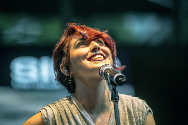 Cantora se acidentou na rua e teve uma fratura na perna. Foto: Divulgação/