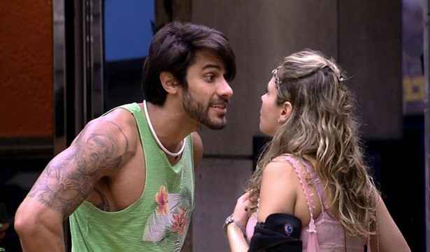 Renan e Ana Paula brigam desde o começo do programa; a certa altura, brother chegou a tramar com Adélia e Tamiel para irritar a mineira quando estivesse bêbada e levá-la a cometer agressão física - Foto: TV Globo/Divulgação/TV Globo/Divulgação Renan e Ana Paula brigam desde o começo do programa; a certa altura, brother chegou a tramar com Adélia e Tamiel para irritar a mineira quando estivesse bêbada e levá-la a cometer agressão física - Foto: TV Globo/Divulgação/TV Globo/Divulgação