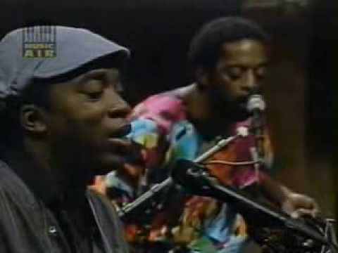 Naná (ao fundo) em apresentação com Milton Nascimento. Foto: YouTube/Reprodução