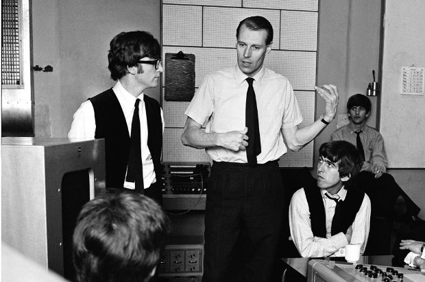 George Martin orienta o quarteto de Liverpool nos primeiros anos. Foto: Site Oficial/Reprodução/