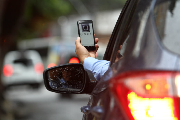 Oferecendo um serviço semelhante aos dos táxis, mas com preço inferior, a Uber comprou briga com a categoria no país inteiro.
Foto: Paulo Paiva/DP./