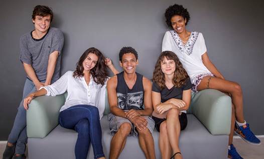 Série será protagonizada por Bianca Comparato (sentada, à direita). Foto: Netflix/Divulgação/ Série será protagonizada por Bianca Comparato (sentada, à direita). Foto: Netflix/Divulgação/