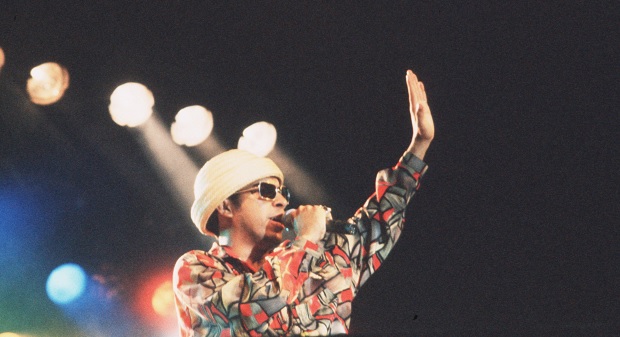 À frente da Nação Zumbi, Chico cantou no festival Abril Pro Rock em 1994. Foto: Gil Vicente/DP/ À frente da Nação Zumbi, Chico cantou no festival Abril Pro Rock em 1994. Foto: Gil Vicente/DP/