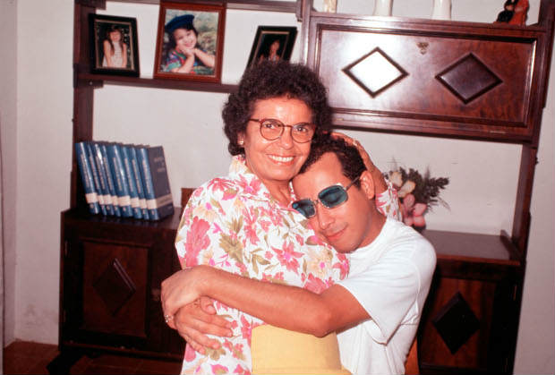 Dona Rita no colo de Chico Science, em 1995. Foto: Fernando Gusmão/DP/ Dona Rita no colo de Chico Science, em 1995. Foto: Fernando Gusmão/DP/