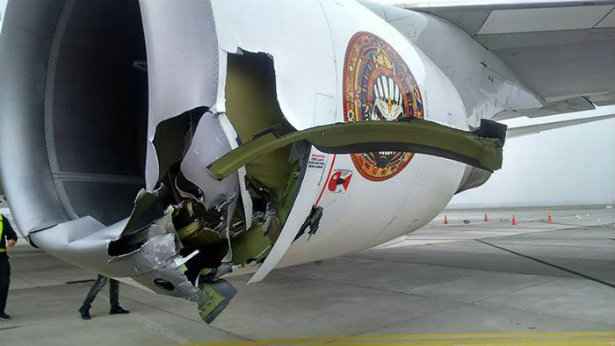 Durante a movimentação em solo a aeronave se soltou do guincho e bateu no caminhão. Foto: Facebook/Reprodução/