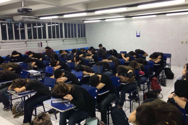 Na sala de aula, estudantes baixaram as cabeças, em protesto. Foto: Reprodução/ WhatsApp/ Na sala de aula, estudantes baixaram as cabeças, em protesto. Foto: Reprodução/ WhatsApp/