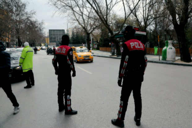 Pol&iacute;cia faz blitz em Ancara. Foto: Yasin Bulbul/AFP/