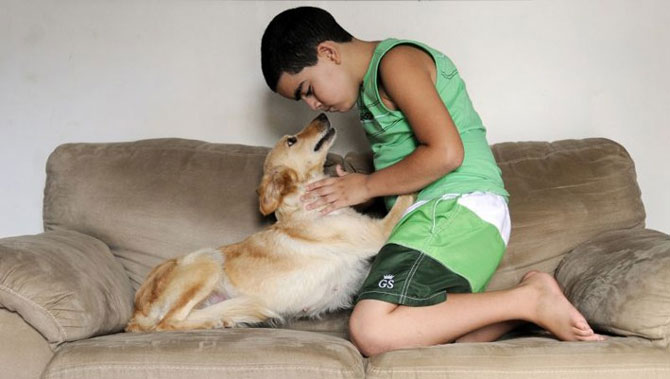 Antes da chegada da cadelinha Mel, Erick, que é autista, tinha dificuldades de relacionamento: hoje, está mais carinhoso e tranquilo.Foto Zuleika de Souza/CB/DA Press/ Antes da chegada da cadelinha Mel, Erick, que é autista, tinha dificuldades de relacionamento: hoje, está mais carinhoso e tranquilo.Foto Zuleika de Souza/CB/DA Press/