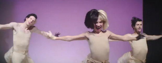 Maddie divide a coreografia com dois dançarinos. Foto: YouTube/Reprodução/ Maddie divide a coreografia com dois dançarinos. Foto: YouTube/Reprodução/