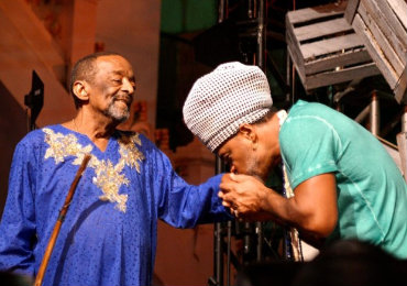 Maestro pernambucano é carinhosamente cumprimentado por Carlinhos Brown no show derradeiro, em Salvador. Foto: Shirley Stolze/Divulgação