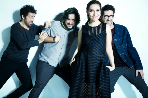 Ironia de qualidade: Lu&iacute;s Jos&eacute; (viol&atilde;o), ao lado do irm&atilde;o Pedro (viol&atilde;o), da prima Ana (voz), que &eacute; casada com Z&eacute; Pedro (baixo). Foto: Isabel Pinto/Divulga&ccedil;&atilde;o/