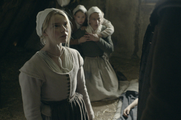 Na trama, a família da jovem Thomasin (Anya Tylor-Joy) se muda para uma nova casa na Nova Inglaterra dos anos 1630. Fotos: Universal/ Divulgação