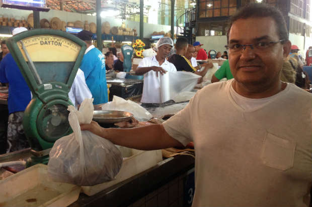 Clênio Santos não trocou a espécie de peixe e, mesmo pagando R$ 5 a mais pelo quilo, levou para 4,5 quilos de arabaiana. Foto: Augusto Freitas/DP
