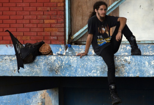 F&atilde; aguarda in&iacute;cio do show dos Rolling Stones em Havana, Cuba, neste 24 de mar&ccedil;o. Foto: Rodrigo Arangua/AFP/