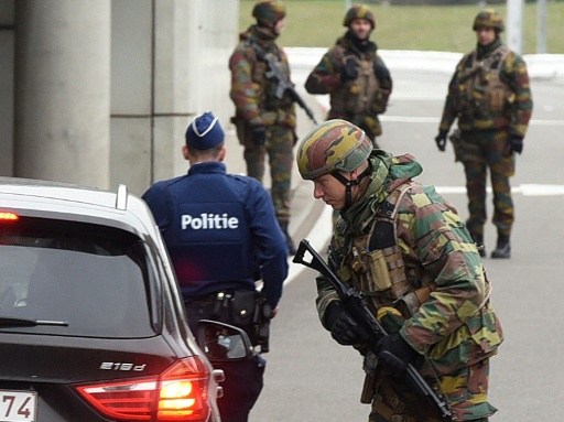 A Bélgica caçava nesta quinta-feira dois suspeitos dos atentados de Bruxelas, cujos três autores identificados até agora estão relacionados com os ataques de novembro em Paris, uma ligação que revela as falhas de segurança na Bélgica e na luta contra o terrorismo em toda a Europa. © AFP Patrik Stollarz