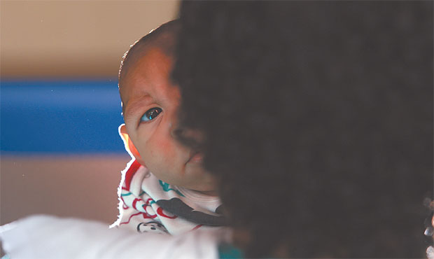 Crian&ccedil;as com les&otilde;es cerebrais, n&atilde;o apenas as causadas pelo zika v&iacute;rus,t&ecirc;m mais tend&ecirc;ncia ao choro, segundo pesquisas. Foto: Nando Chiappeta/ DP/