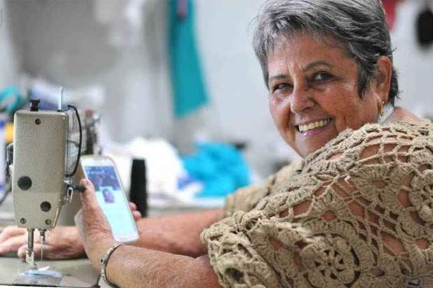 A costureira Gilda Rodrigues usa a internet para se comunicar com a família e os clientes: "Meu celular fica o dia todo comigo, aqui do meu lado". Foto: Helio Montferre/Esp.CB/D.A Press/