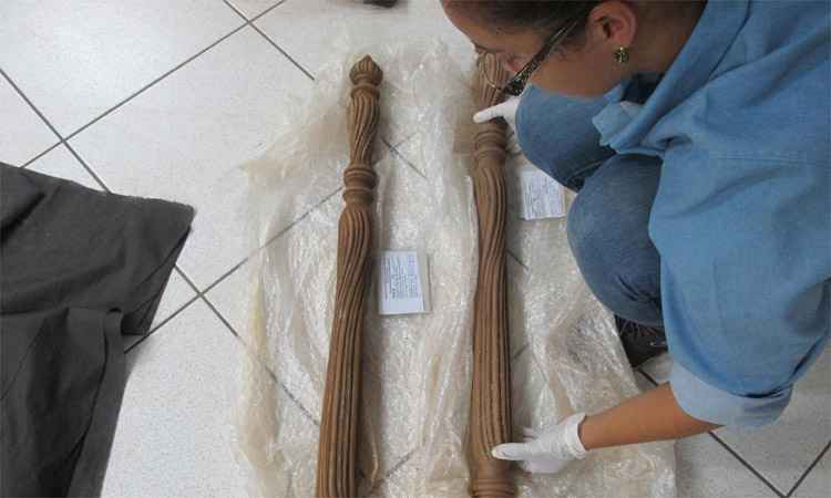 Surpresas continuam surgindo na área atingida, como peças de madeira entalhada entregues por morador. Foto: Samarco/Divulgação)
