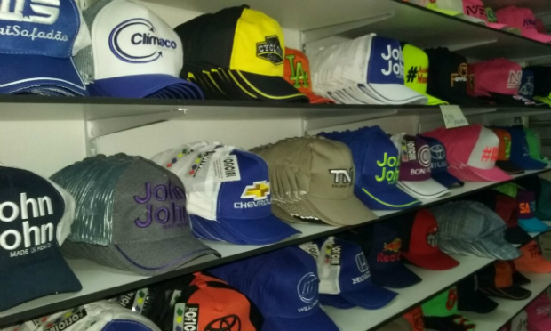 Foram apreendidas pe&ccedil;as de vestu&aacute;rio e &oacute;culos supostamente falsificados. Foto: Pol&iacute;cia Civil/Divulga&ccedil;&atilde;o/