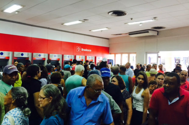 Segundo a Lei Estadual n&deg; 12.264 o tempo m&aacute;ximo de espera nas filas dos bancos n&atilde;o deve ultrapassar 15 minutos. Foto: Ant&ocirc;nia Keller/Cortesia/