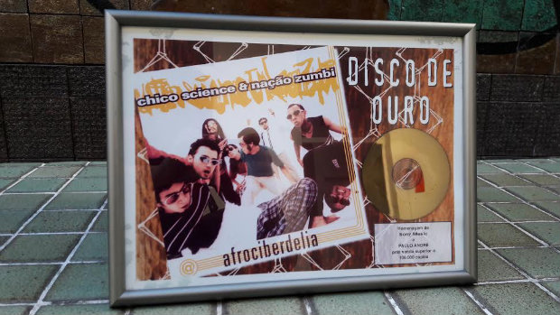 Disco de ouro em congratulação às 100 mil cópias vendidas de Afrociberdelia. Foto: Simone Lourenço/Divulgação/ Disco de ouro em congratulação às 100 mil cópias vendidas de Afrociberdelia. Foto: Simone Lourenço/Divulgação/