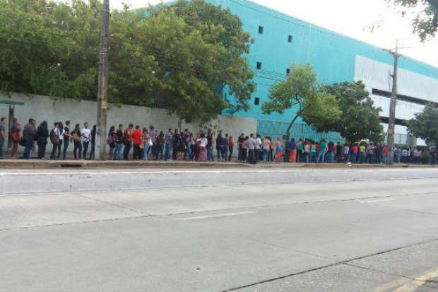 Na última quarta-feira, candidatos interessados em trabalhar na Contax formaram fila em frente à sede administrativa da empresa. Foto: Renata Leandro/ Cortesia