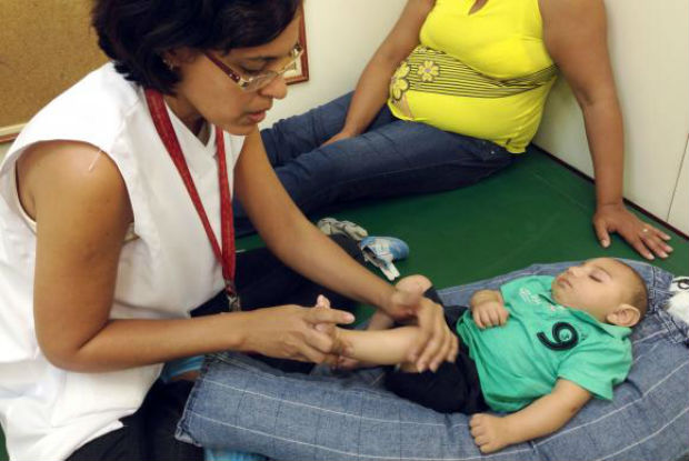 Recife - João Miguel, de 4 meses, faz a primeira sessão de estimulação precoce com a fisioterapeuta Cynthia Ximenes, na Associação de Assistência à Criança Deficiente (AACD), que atende bebês com microcefalia e orienta as mães sobre como repetir os exercícios em casa para melhorar o desenvolvimento das crianças. Foto: Sumaia Villela/Agência Brasil
