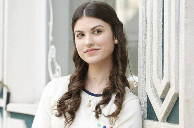 Giovanna Grigio vive Gerusa. Foto: TV Globo/Divulgação/Globo/Divulgação Giovanna Grigio vive Gerusa. Foto: TV Globo/Divulgação/Globo/Divulgação