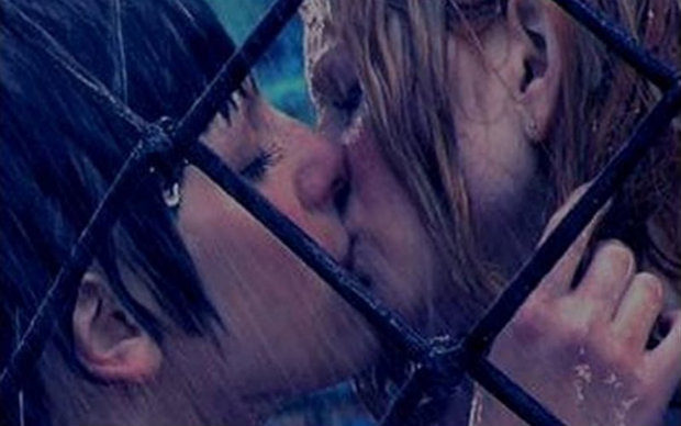 Beijo lésbico marcou clipe da dupla t.A.T.u. Foto: YouTube/Reprodução/