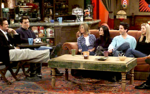 Cena clássica em "Friends" mostra os personagens bebendo café. Foto: NBC/Reprodução/ Cena clássica em "Friends" mostra os personagens bebendo café. Foto: NBC/Reprodução/