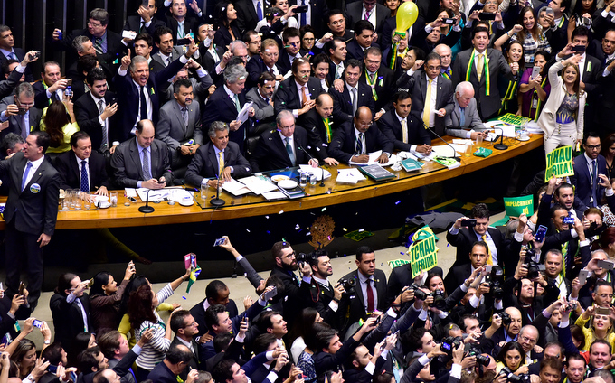 Deputados fizeram comemoração no plenário após a sessão. Foto: Zeca Ribeiro/Câmara dos Deputados