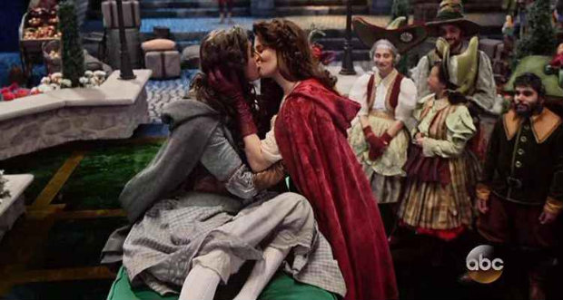 Personagens dão um beijo de amor verdadeiro. Foto: Sony/Reprodução