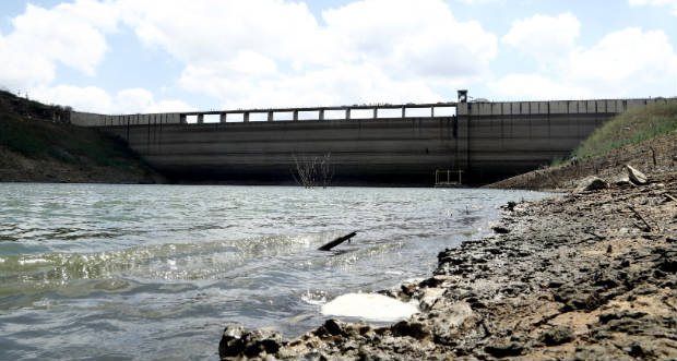 Dos 327 milh&otilde;es de metros c&uacute;bicos da barragem, restam apenas 1% da capacidade. Alu&iacute;sio Moreira/Divulga&ccedil;&atilde;o/