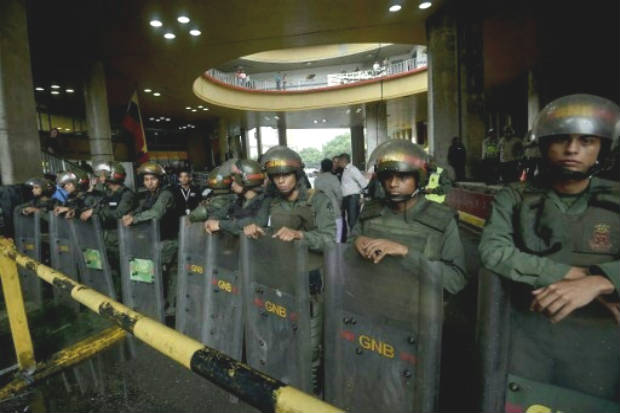 A Guarda Nacional refor&ccedil;a a seguran&ccedil;a do Conselho Nacional Eleitoral da Venezuela durante protestos de congressistas, em Caracas. Foto: AFP/