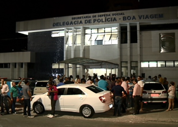 Amigos e familiares protestaram na porta da delegacia. Foto: TV Clube/Record/Reprodução/