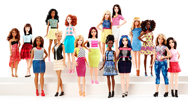 Barbie lança novos modelos e reafirma trajetória ligada à cultura pop, enquanto tenta recuperar imagem associada ao empoderamento nos anos 1950. Foto: Mattel/Divulgação/ Barbie lança novos modelos e reafirma trajetória ligada à cultura pop, enquanto tenta recuperar imagem associada ao empoderamento nos anos 1950. Foto: Mattel/Divulgação/