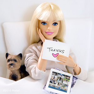 Barbie ganhou ares de blogueira de moda no perfil do Instagram, sempre conectada e antenada com as semanas de moda. Foto: Mattel/Divulgação
