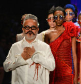 No SPFW, Ronaldo Fraga abordou o drama dos refugiados. Foto: SPFW/Divulgação