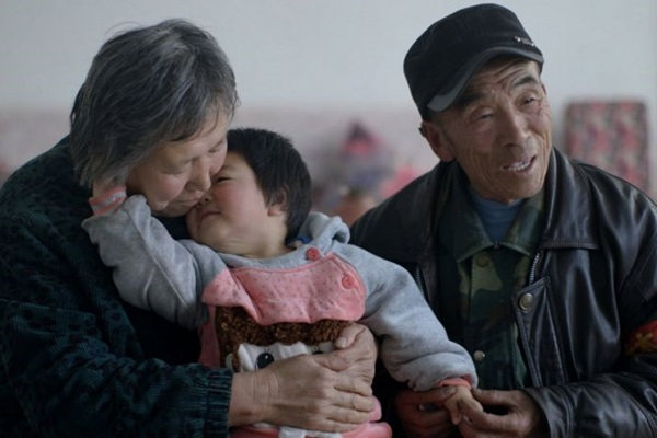 Diversos países e culturas diferentes foram visitadas para observar o relacionamento das famílias com seus bebês. Foto: Maria Farinha Filme/Divulgação/